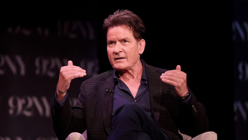 Charlie Sheen comparte el devastador momento en que perdió un papel ante Tom Cruise