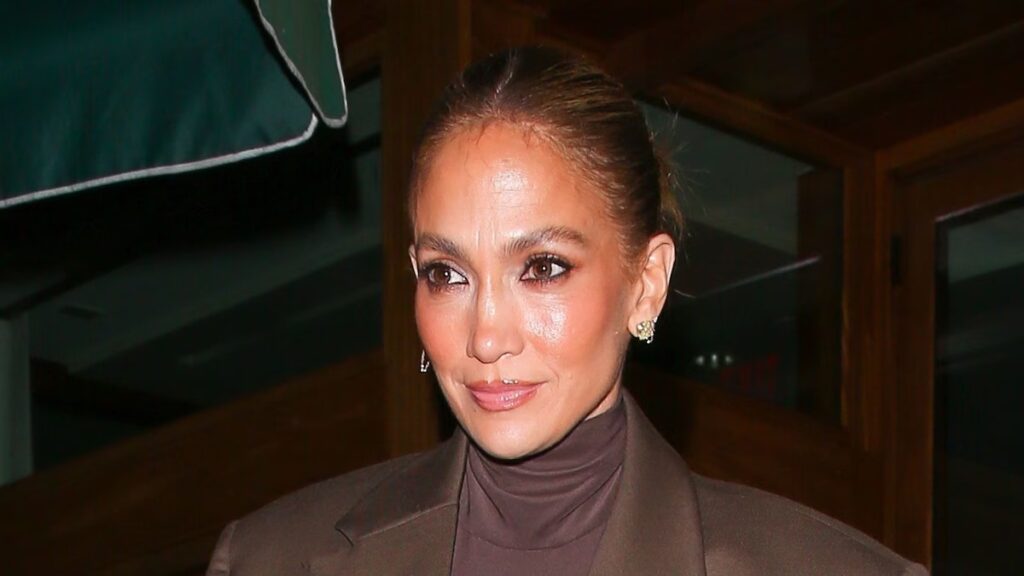 Jennifer López domina la elegancia monocromática en un look para cenar