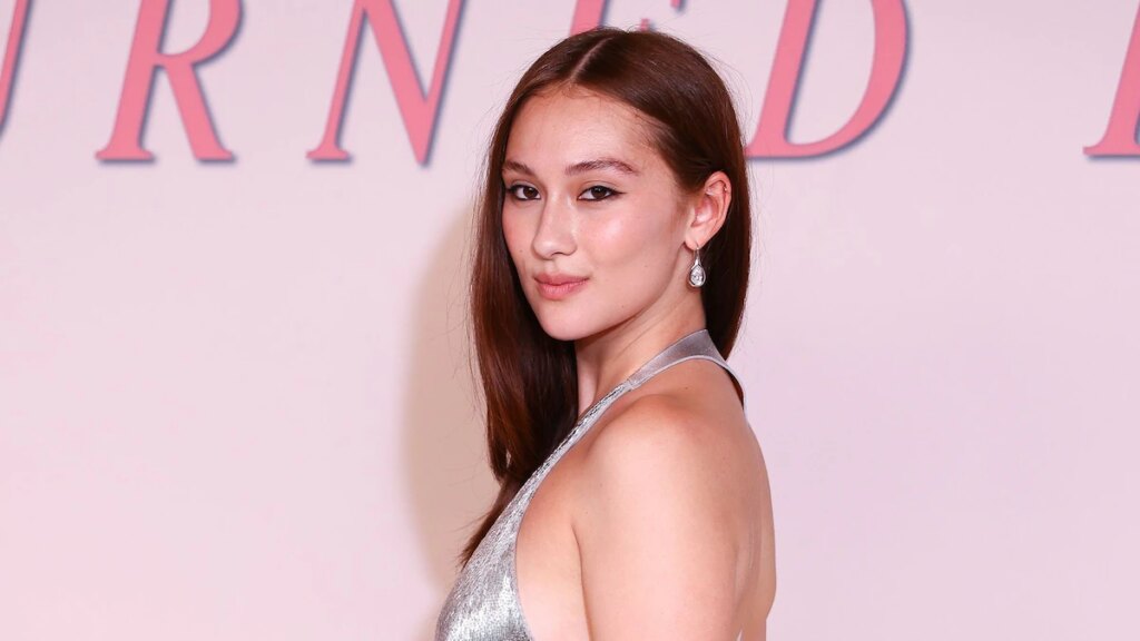 La belleza y la evolución del estilo de Lola Tung: