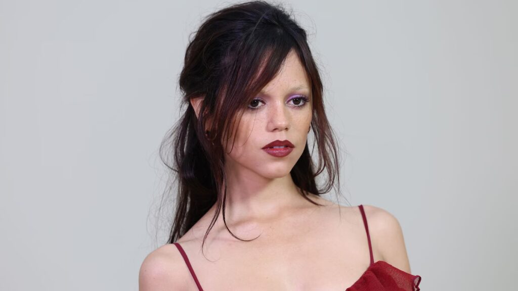 Jenna Ortega y Jennifer Lopez comparten un audaz momento de moda con alta costura inspirada en armaduras escultóricas