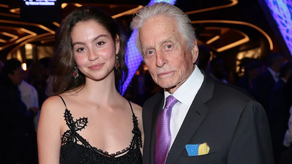 Carys se parece a Catherine Zeta-Jones con el vestido que usó su madre hace 20 años