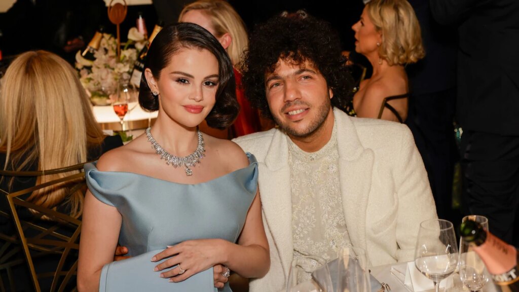 Mira el elegante vestido tipo blazer blanco que Selena Gomez usó en la cena de ensayo de su boda