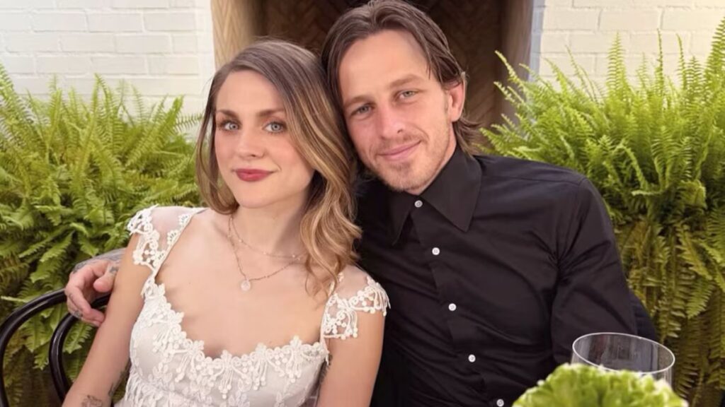 Frances Bean Cobain y Riley Hawk celebran dos años de matrimonio y paternidad con una dulce foto de boda