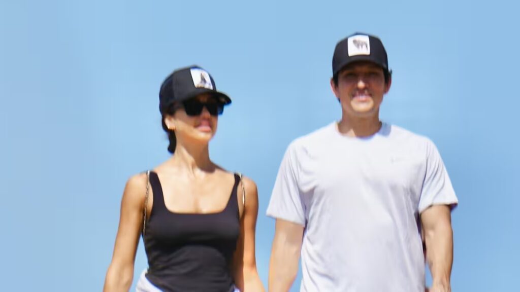 Jessica Alba y Danny Ramírez se besan mientras pasean por la Gold Coast de Australia