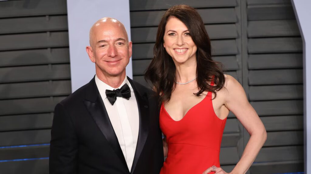 La ex esposa de Jeff Bezos, MacKenzie Scott, vende casi la mitad de su participación en Amazon y dona más de 110 millones de dólares a organizaciones benéficas.