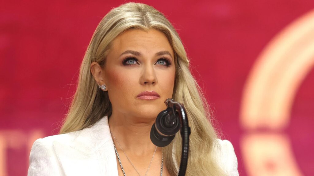 Erika Kirk rompe el silencio sobre el abrazo viral en el escenario con JD Vance en Turning Point USA