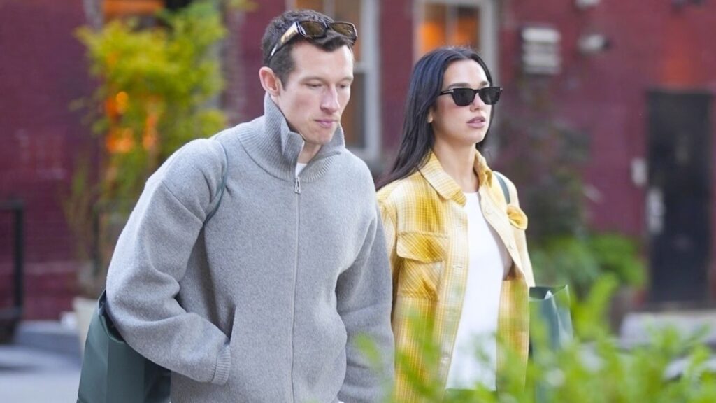 Dua Lipa y Callum Turner pasean por el SoHo con atuendos geniales y sencillos