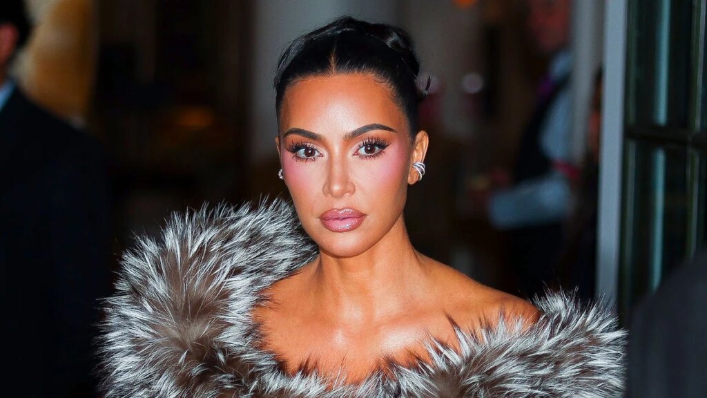 Kim Kardashian revive el glamour vintage con un peinado inspirado en el cabaret