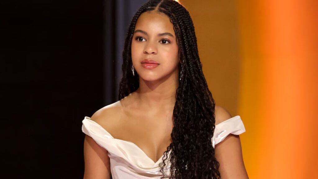 Blue Ivy domina a Beyoncé con una falda plisada verde y joyas llamativas durante una noche divertida