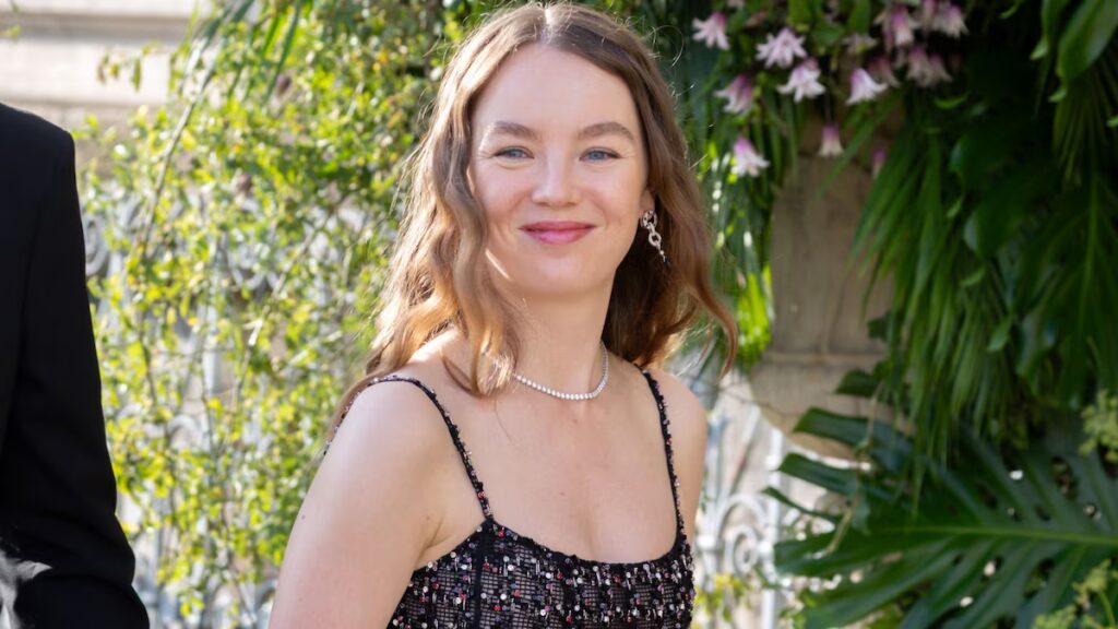 Alexandra de Hannover imita a su abuela Grace Kelly con un minifalda de seda vintage