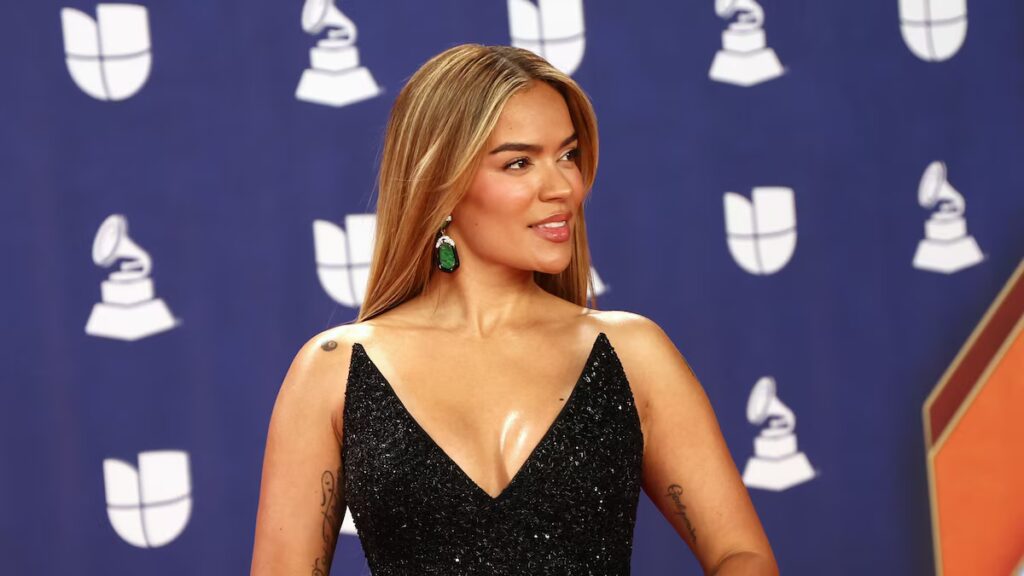 Karol G llama la atención con un espectacular vestido negro de plumas y accesorios esmeralda en los Latin Grammy