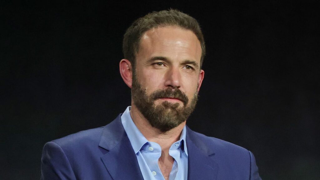 Ben Affleck bendice Internet con otra foto digna de un meme fumando un cigarrillo