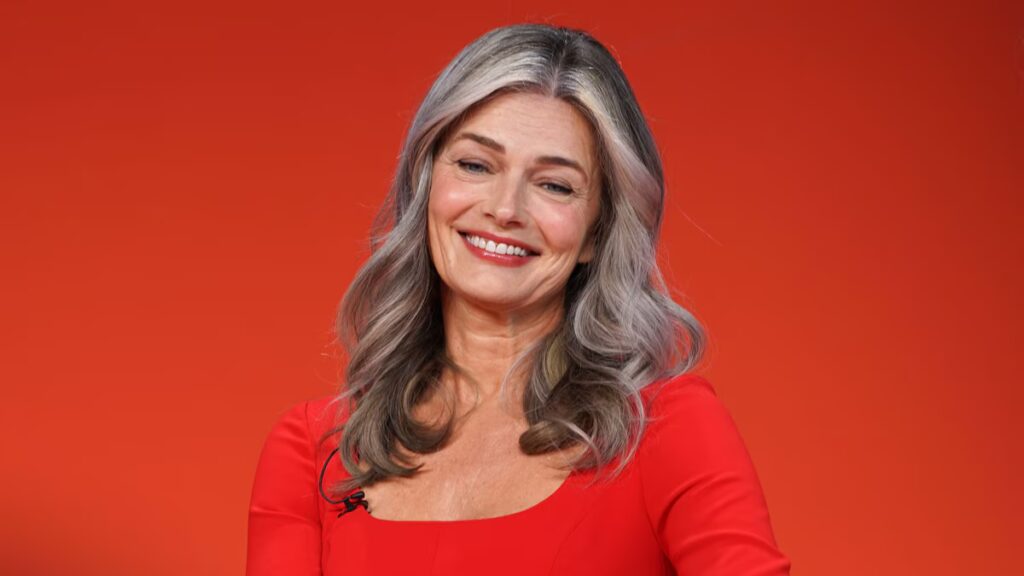 Paulina Porizkova se desnuda hasta quedar en ropa interior y muestra con orgullo las ‘imperfecciones’ de sus 60