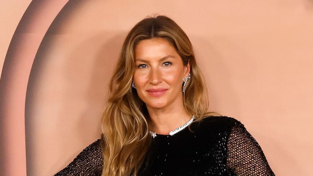 Gisele Bündchen brilla de plata en una rara aparición en la alfombra roja