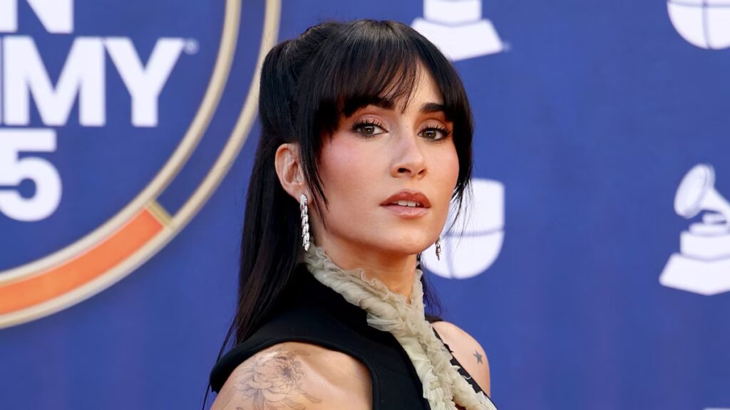 Aitana gana su primer Latin GRAMMY con un minivestido gótico semitransparente