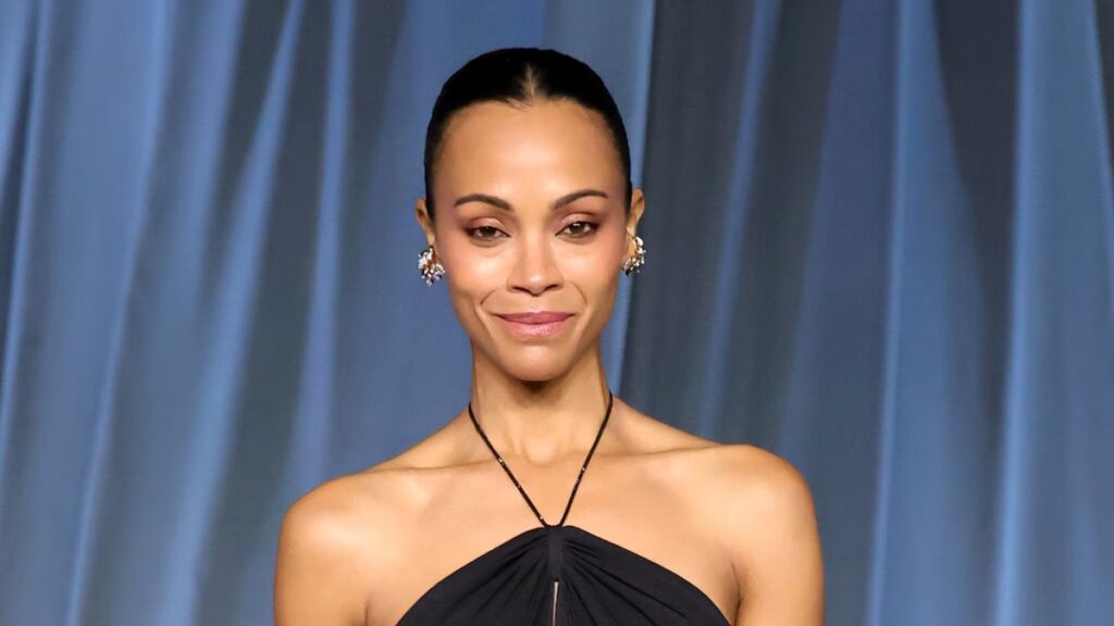 Zoe Saldaña cautiva con elegante y atrevido momento bra-tira de cuero