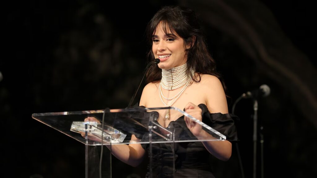 Camila Cabello deslumbra con vestido gótico y glamuroso en la Gala del Día de Muertos