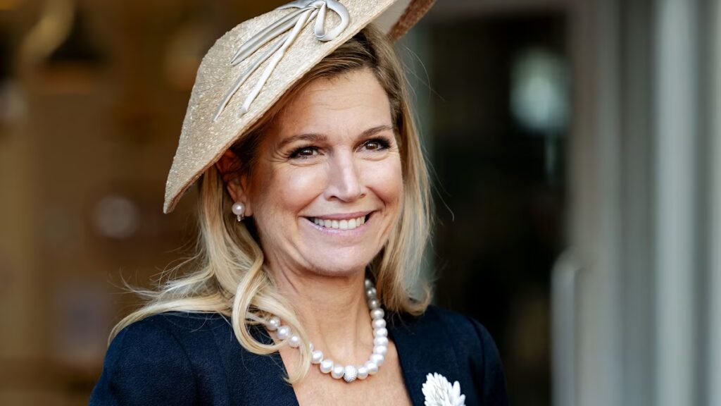 Máxima de Holanda canaliza a la princesa Diana con un atrevido conjunto rojo y morado