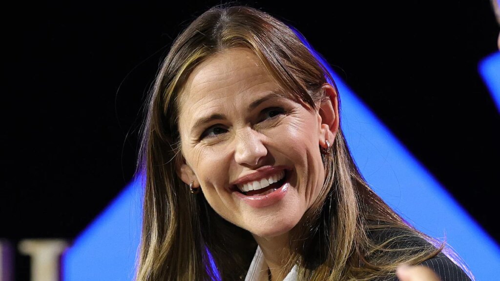 Jennifer Garner en el deber de mamá deportista mientras lleva a su hijo Samuel al juego de los Chargers