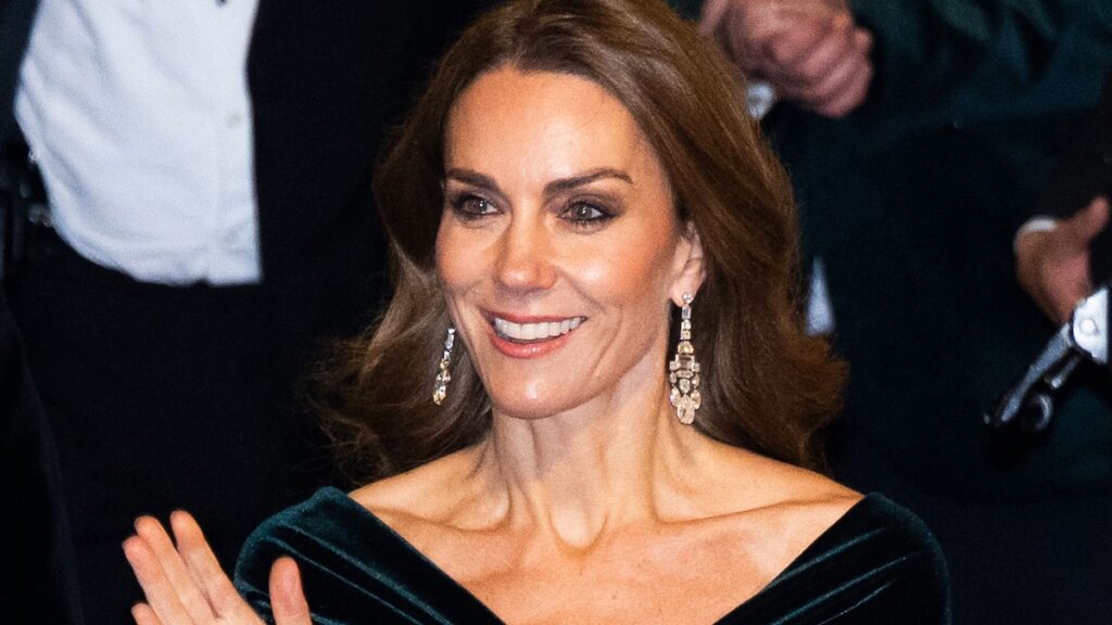 El gran regreso de Kate Middleton al Royal Variety con un vestido de inspiración navideña y las joyas de la reina Isabel II
