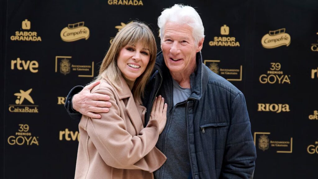 Richard Gere y Alejandra Silva regresan con estilo a Madrid con looks coordinados en la alfombra roja