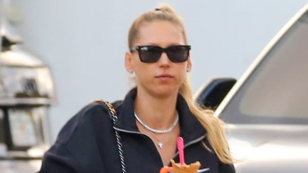 Anna Kournikova sale a Miami con su hijo y su cómplice Nico en un adorable vestido negro a juego