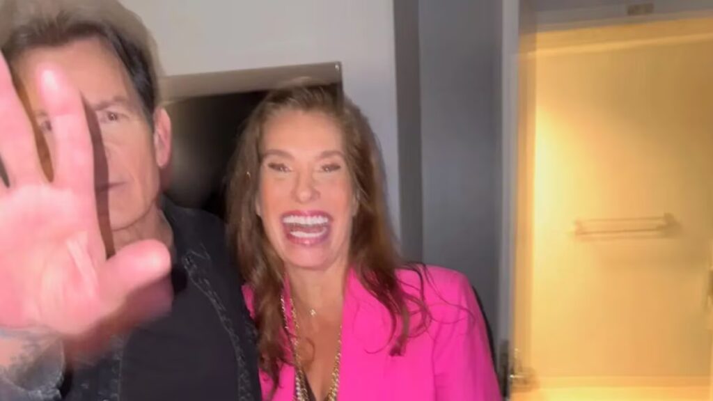 Charlie Sheen y su ex Dolly Fox se han vuelto ‘muy cercanos’ nuevamente después de sus memorias