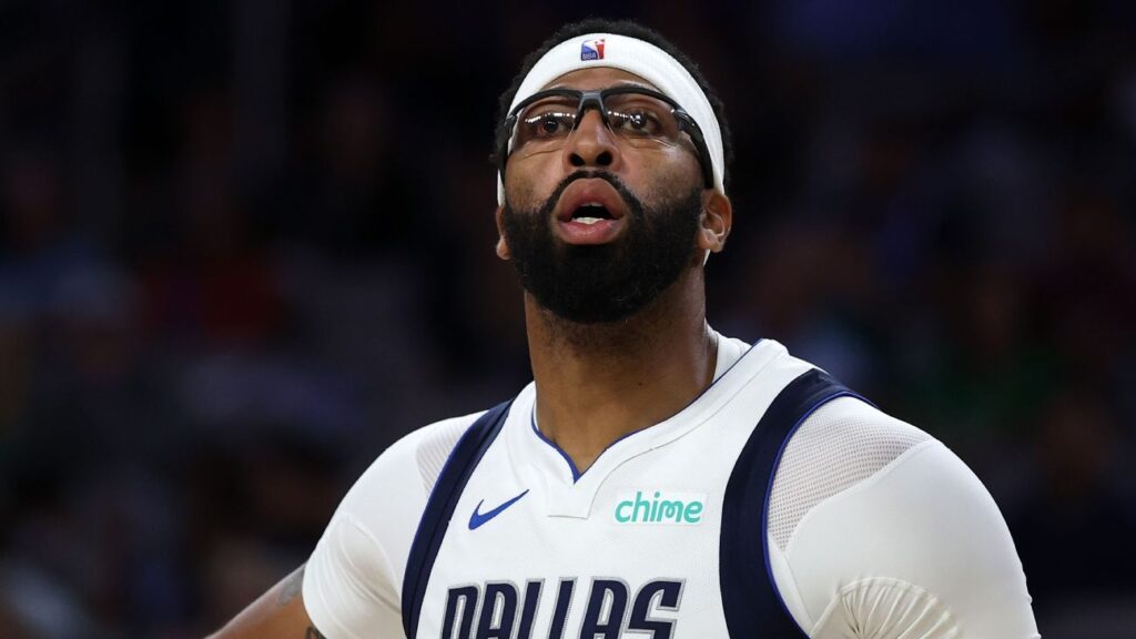 Anthony Davis no jugará hasta que dueño de Mavs lo autorice, fuentes
