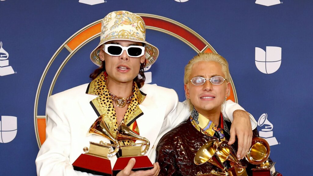 CA7RIEL & Paco Amoroso se roban el show en los Latin GRAMMYS con estilo y trolling