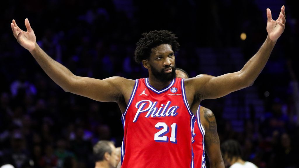 Embiid, de 76ers, multado con 50.000 dólares por gesto obsceno