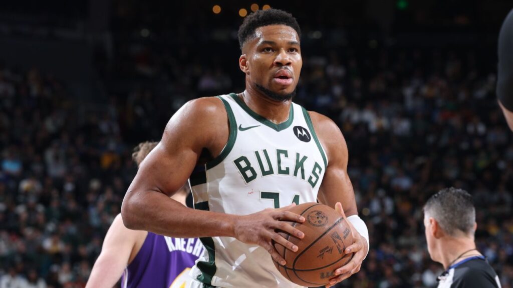Giannis interviene para ayudar a los Lakers en polémica con balón