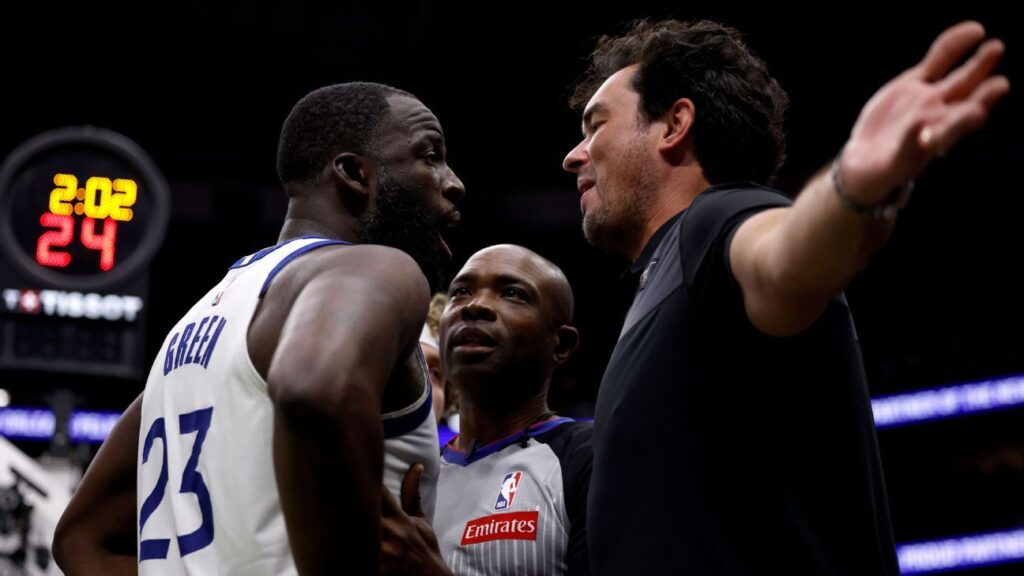 La NBA advierte a Draymond Green por interactuar con fan, fuentes