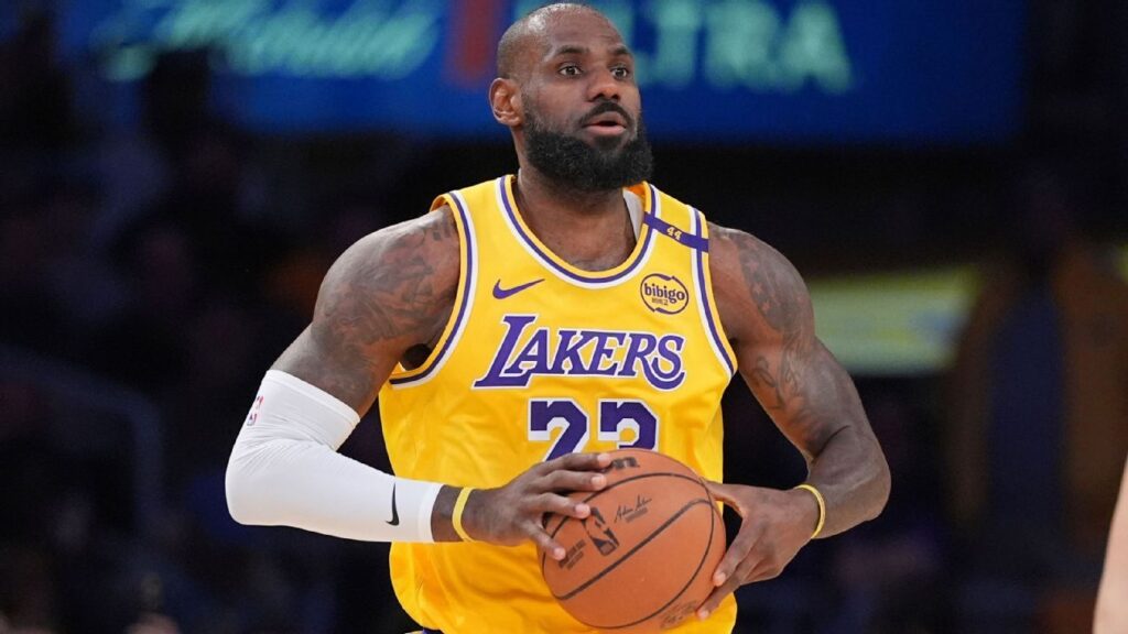 LeBron James entrena en la G League sin molestias, fuentes