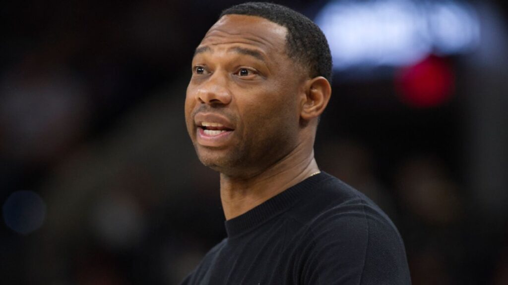 Pelicans despiden al entrenador tras inicio de temporada de 2-10