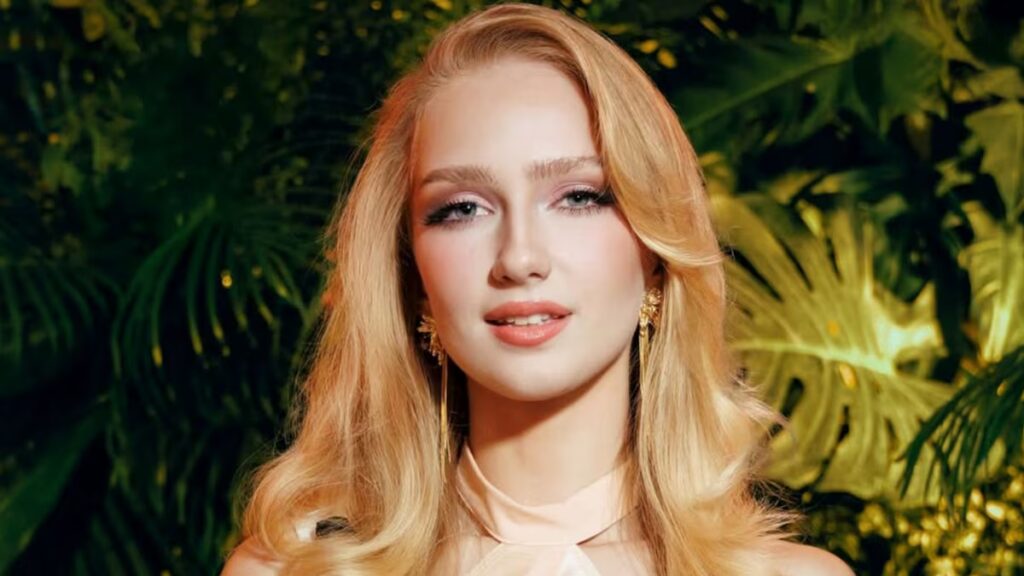 Miss Noruega se vuelve viral después de que el traje nacional inspirado en el salmón sorprendiera a la audiencia (MIRAR)