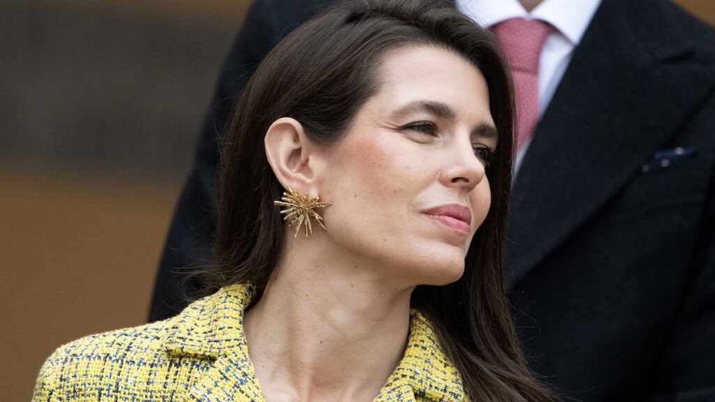 Charlotte Casiraghi rompe el minimalismo con tweed amarillo y aretes atrevidos en el Día Nacional de Mónaco