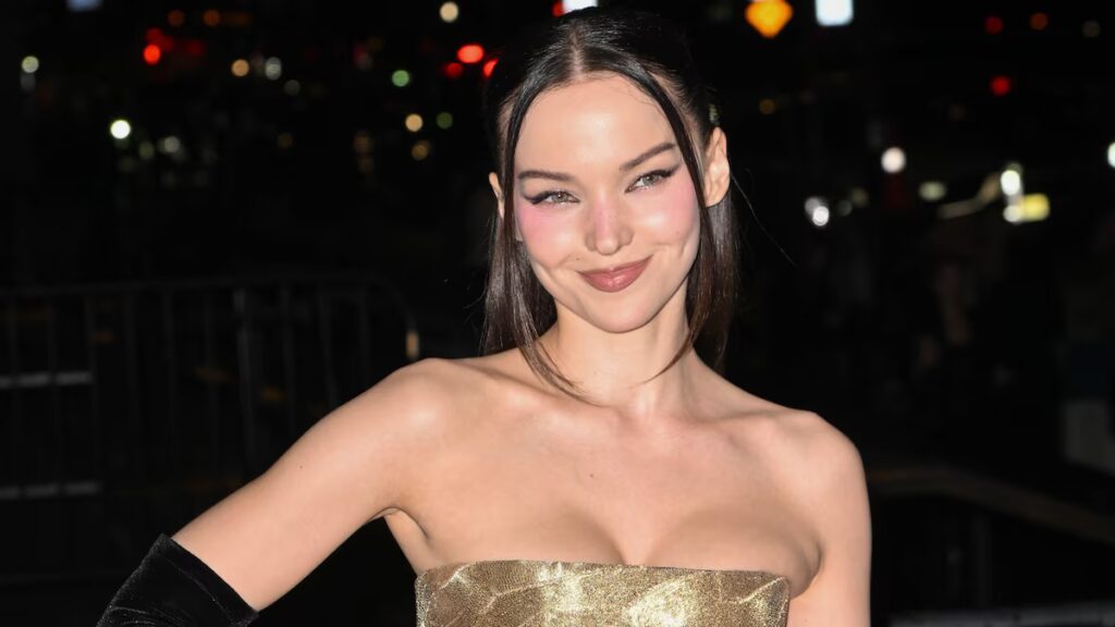 Por qué Dove Cameron escondió su anillo de compromiso en los premios CFDA: vea su impresionante aspecto