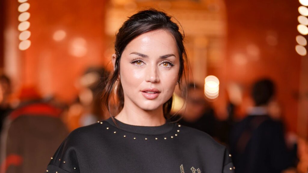 Ana de Armas luce deportiva y elegante, combinando ropa deportiva y un bolso bandolera Louis Vuitton.