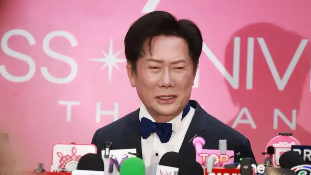 La directora de Miss Universo, Nawat Itsaragrisil, se derrumba tras ofender públicamente a Miss México