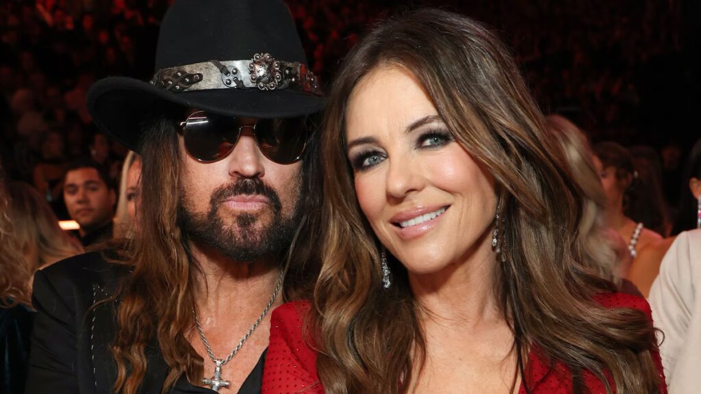 Elizabeth Hurley y Billy Ray Cyrus tienen una alegre cita nocturna en los premios CMA