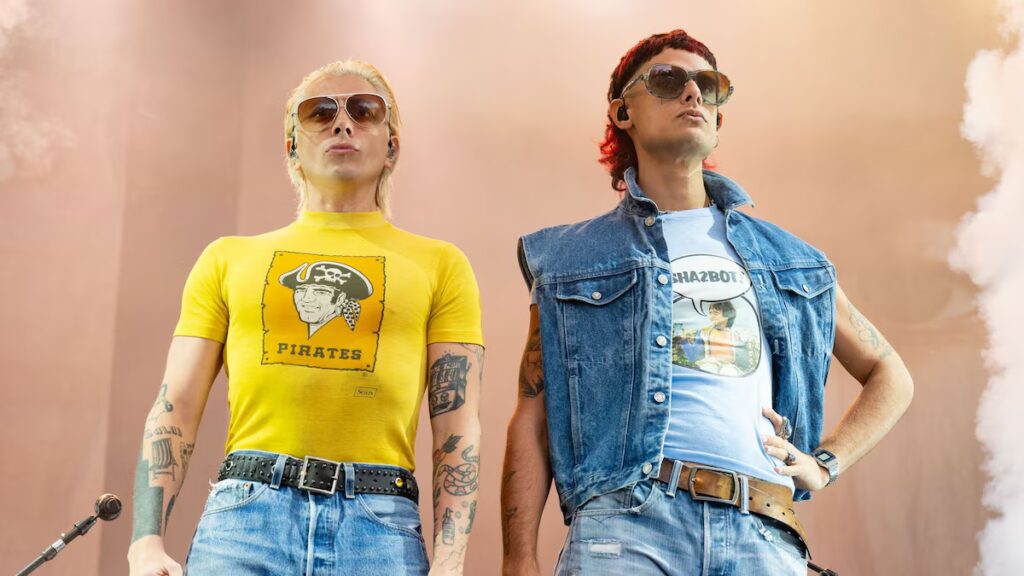 Ca7riel y Paco Amoroso se enfrentan al FBI tras incidente de baile en pleno vuelo