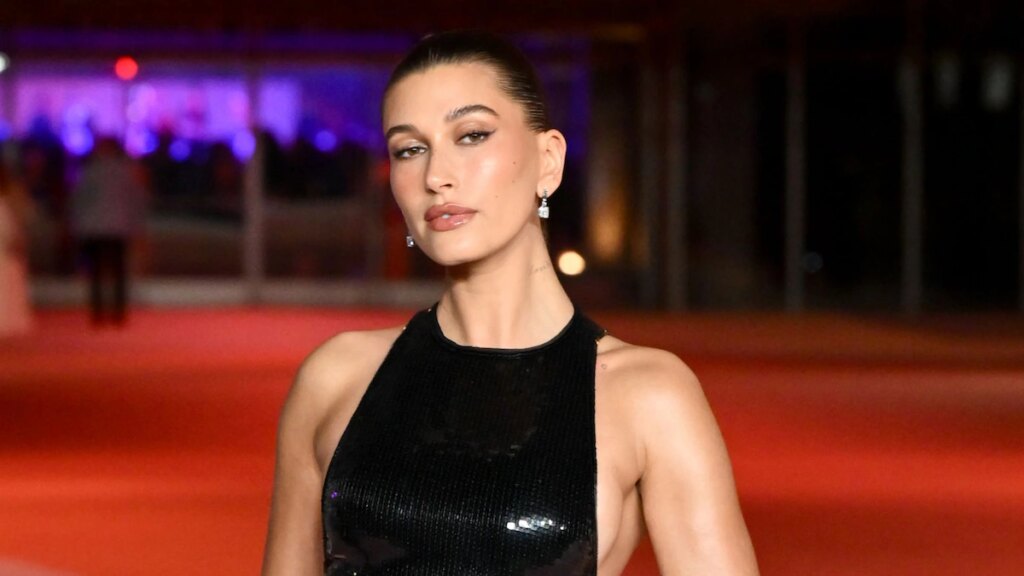 Hailey Bieber presume sus curvas en bikini de hilo verde: ‘Dios mío’