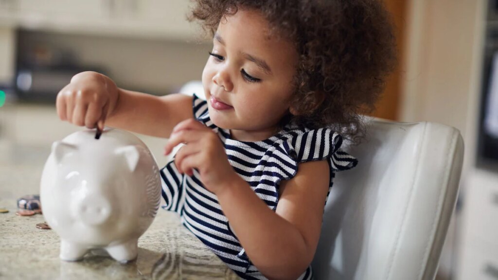 Cómo los padres pueden enseñar conocimientos financieros desde niños pequeños hasta adolescentes