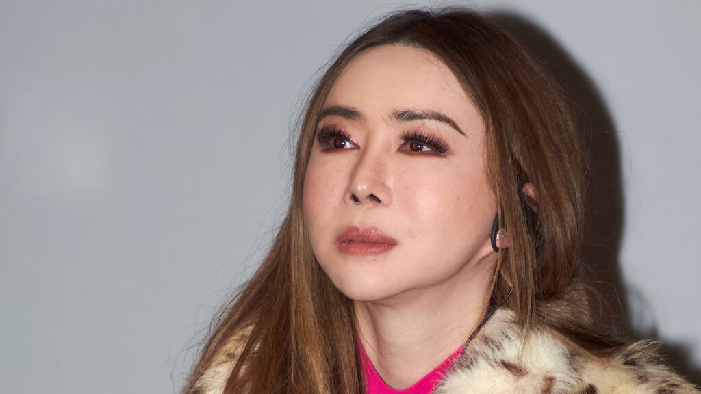 La copropietaria de Miss Universo, Anne Jakrajutatip, enfrenta una orden de arresto por presunto fraude