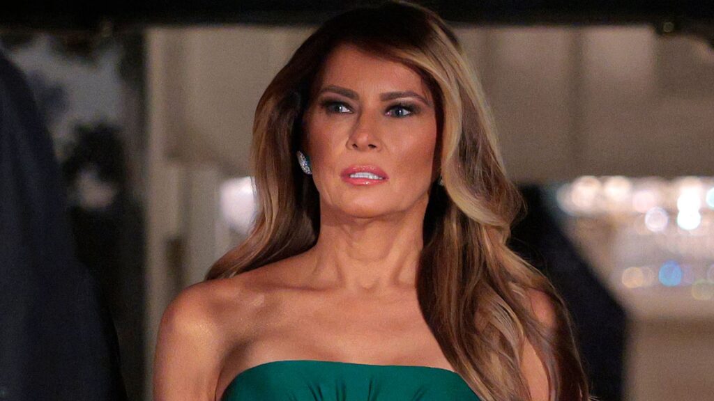 Melania Trump luce un vestido sin tirantes de color verde joya en la cena de estado de la Casa Blanca con el príncipe heredero saudí