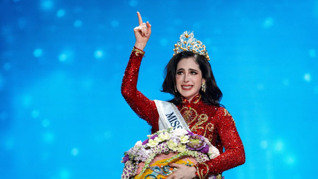 El ex juez de Miss Universo, Omar Harfouch, afirma que Miss Universo 2025, Fátima Bosch, es una ganadora ‘fraudulenta’