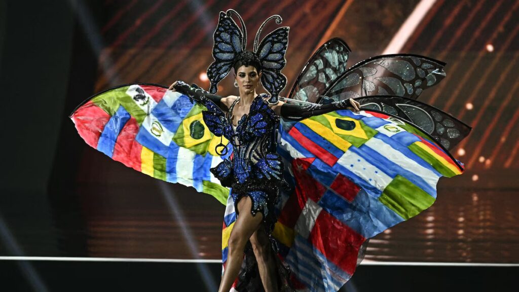 Latinas lucen sus impresionantes Trajes Nacionales (FOTOS)