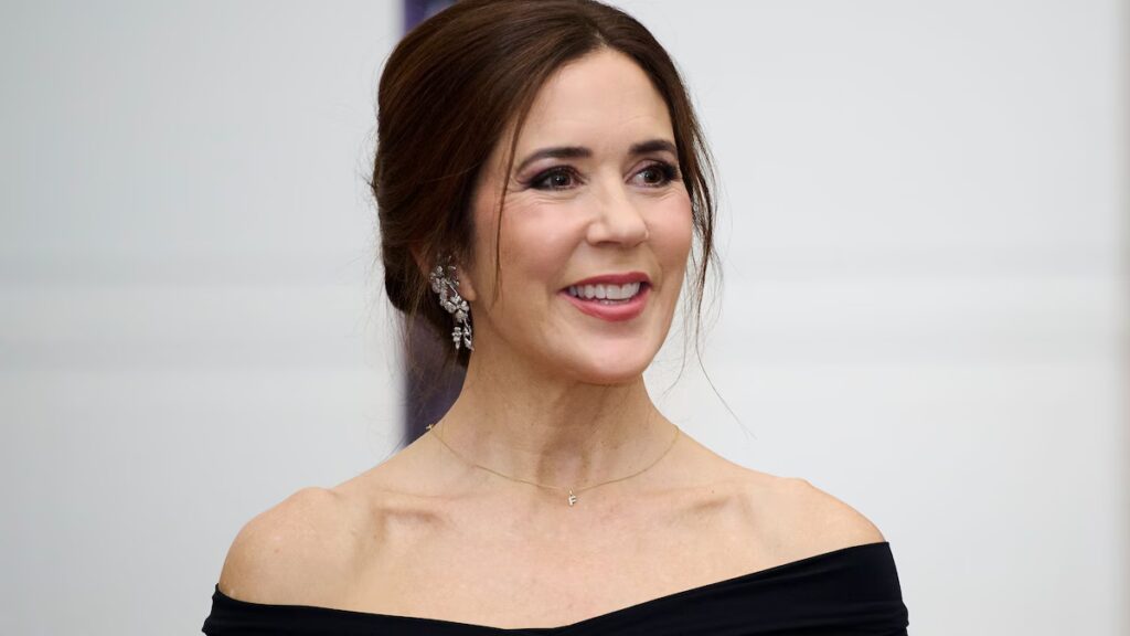 Queen Mary canaliza la elegancia nupcial en un conjunto de encaje, con un sutil guiño a sus raíces