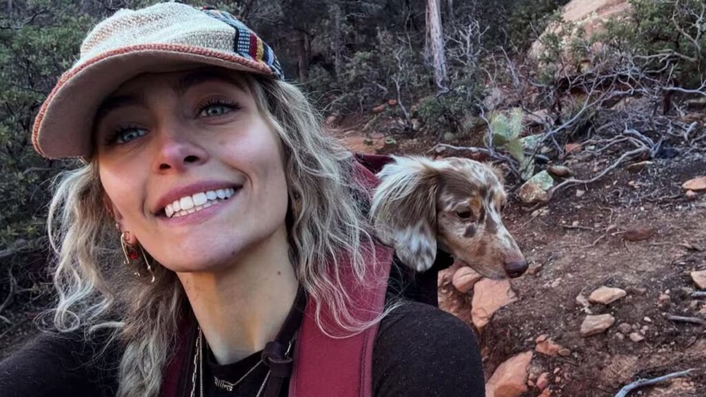 Paris Jackson encuentra la paz en Sedona con su perro mientras reflexiona sobre los máximos de 2025 a pesar de los desafíos