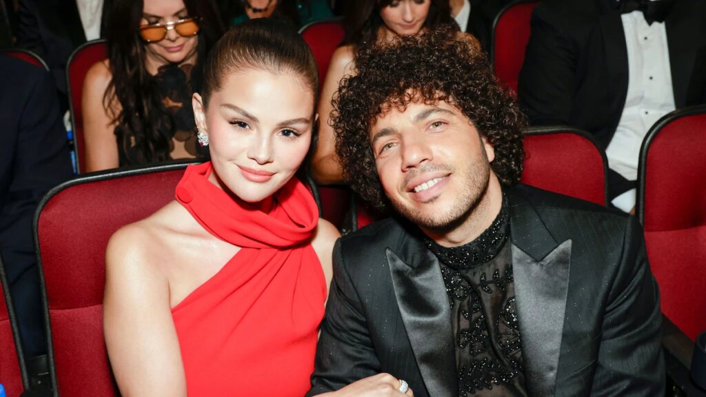 Selena Gomez y Benny Blanco decoran el primer árbol de Navidad como recién casados